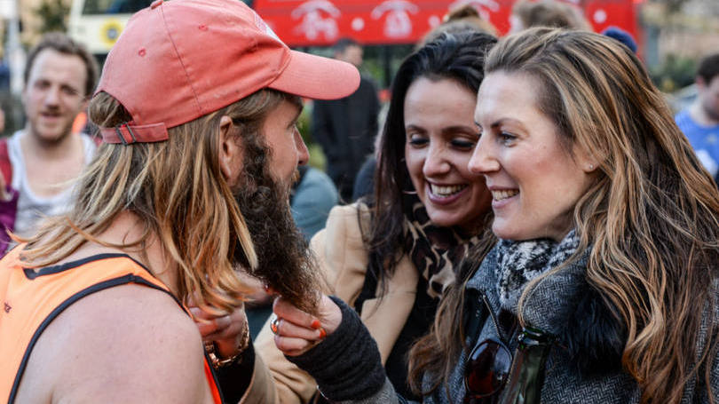 Mulheres mexem em barba de homem: nova pesquisa parece dar novos belos motivos para você não ter medo de ostentar os pelos faciais