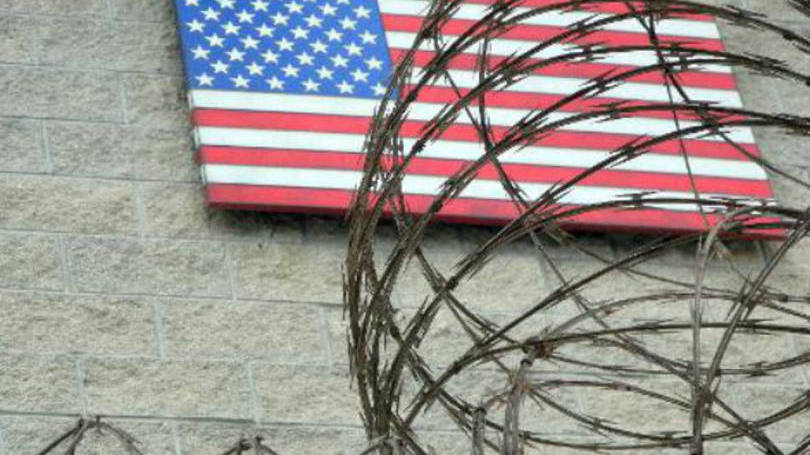 Bandeira dos Estados Unidos: dezesseis prisioneiros de Guantánamo foram transferidos para países no Oriente Médio e outras áreas desde o começo do ano