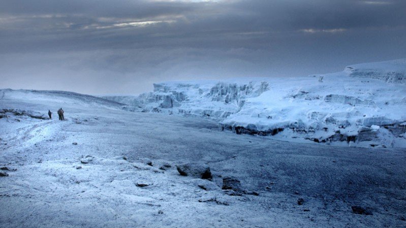 Ah, e todos os três são prisioneiros em um campo de prisioneiros de guerra Aliados.