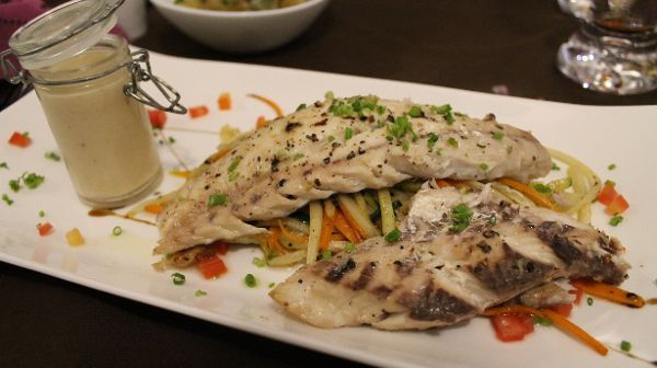 um letreiro quase a chegar ao número 1626 e um outdoor com a promoção de almoço. 