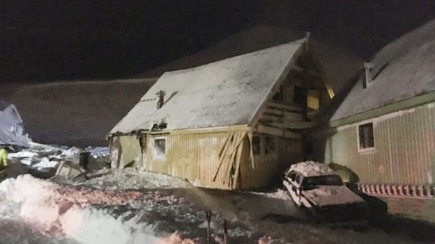 Ele enviou a neve e o gelo arremessado para baixo Monte 