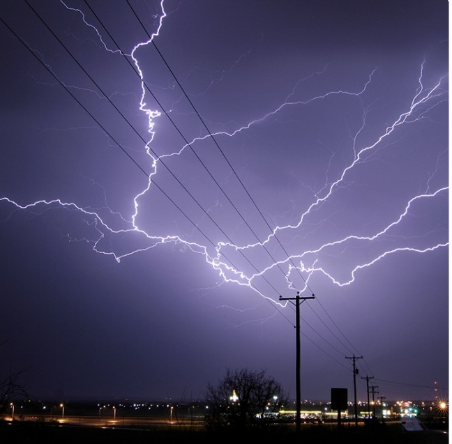 Ainda em consequência do fenómeno, outras cinco pessoas ficaram feridas, sendo três na cidade de Chimoio