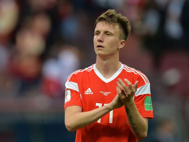 Na mira de Juve e United, estrela da Rússia quebra recordes na estreia da Copa