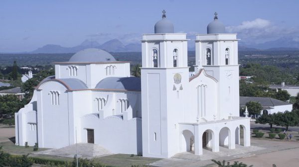 O nome do país teve origem na Ilha que foi também a primeira capital.