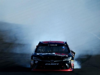 Denny Hamlin vence em Watkins Glen, sua primeira vitória em um circuito misto na Sprint Cup
