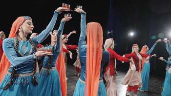 Danças folclóricas do Azerbaijão exigem dotes de acrobata